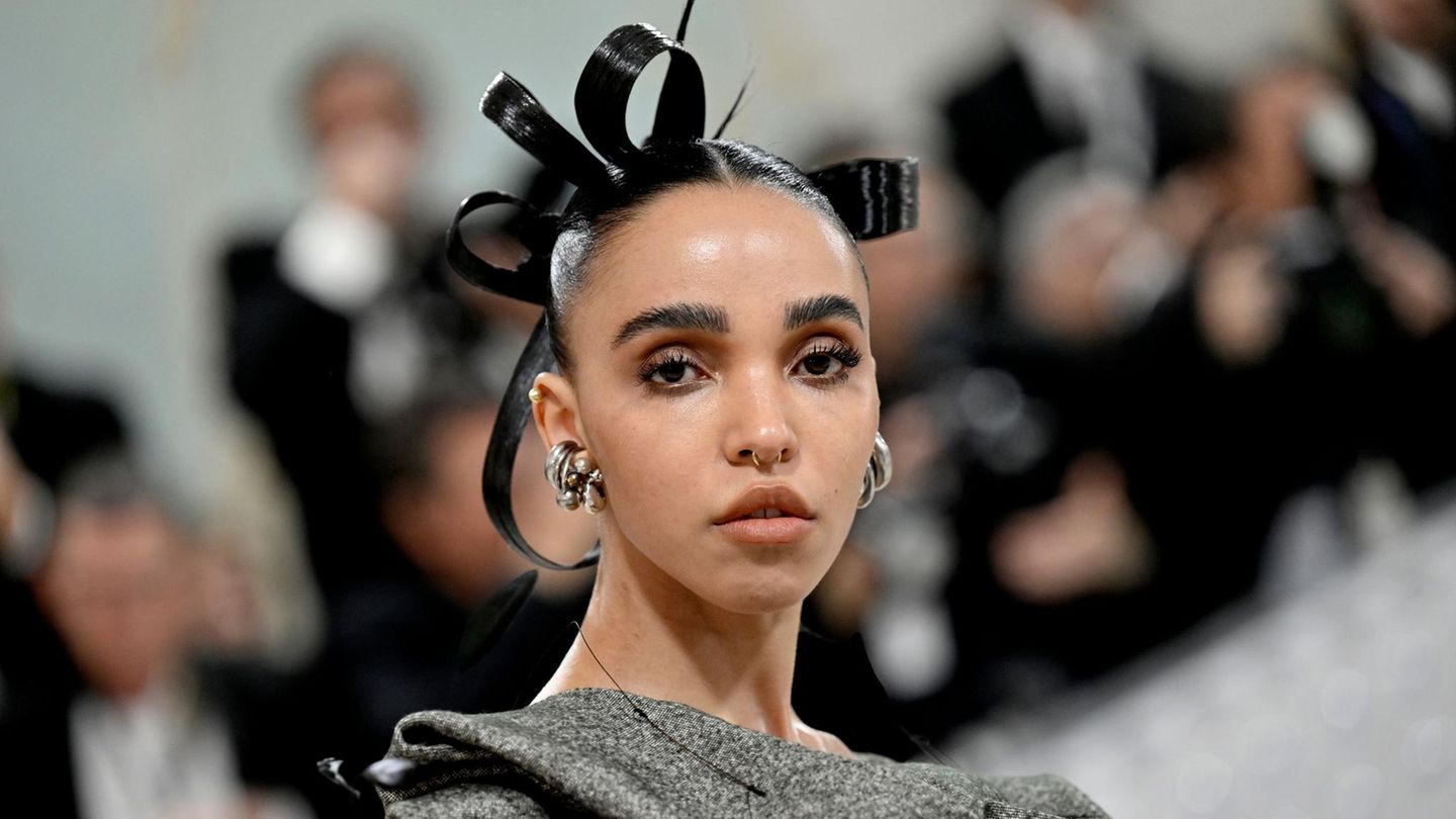 FKA Twigs withdraws against ex Shia Labeouf