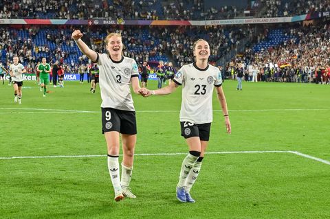 Sjoeke Nüsken (l.) und Sophia Kleinherne jubeln nach dem Sieg im Viertelfinale der Frauen-EM gegen Frankreich