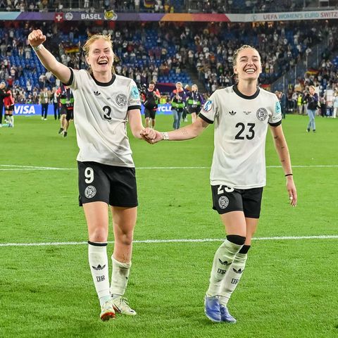 Sjoeke Nüsken (l.) und Sophia Kleinherne jubeln nach dem Sieg im Viertelfinale der Frauen-EM gegen Frankreich