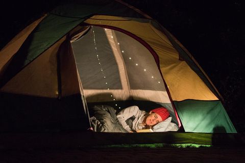 Isomatte im Angebot: Frau liegt im Zelt und schläft.