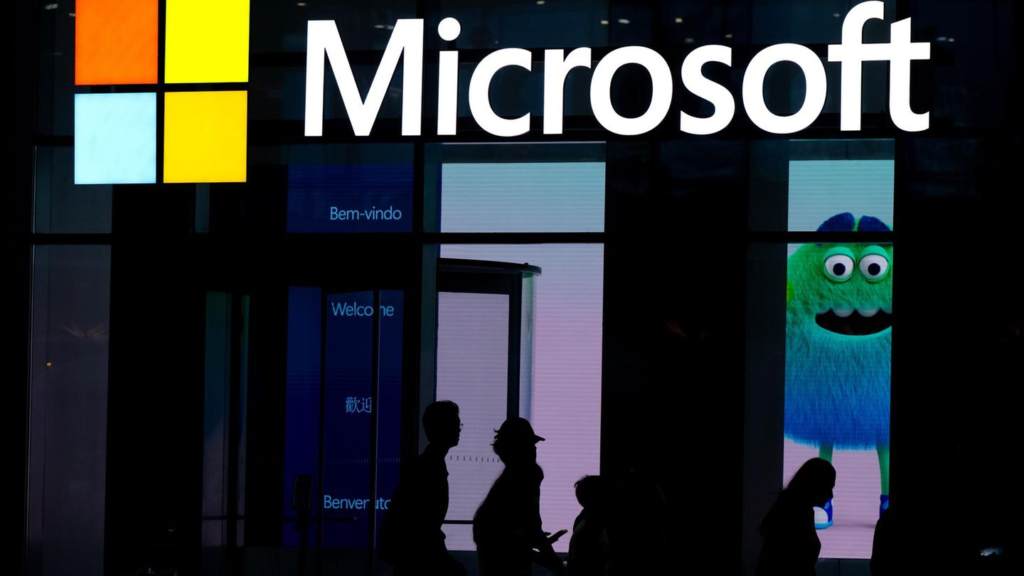 Eine Filiale von Microsoft in New York bei Nacht
