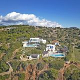 Die weiße Villa des niederländischen Königs in grüner Umgebung