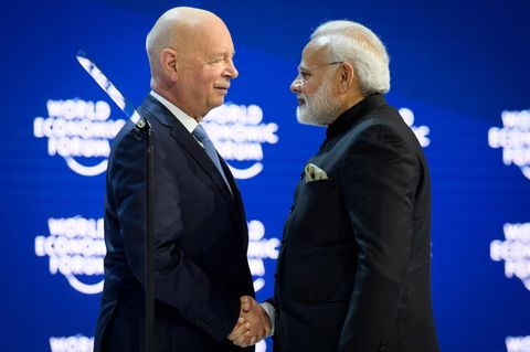 Klaus Schwab und Narendra Modi schütteln sich beim Weltwirtschaftsforum die Hand