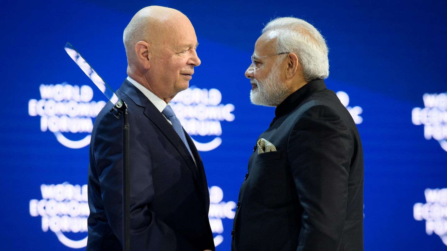 Klaus Schwab und Narendra Modi schütteln sich beim Weltwirtschaftsforum die Hand