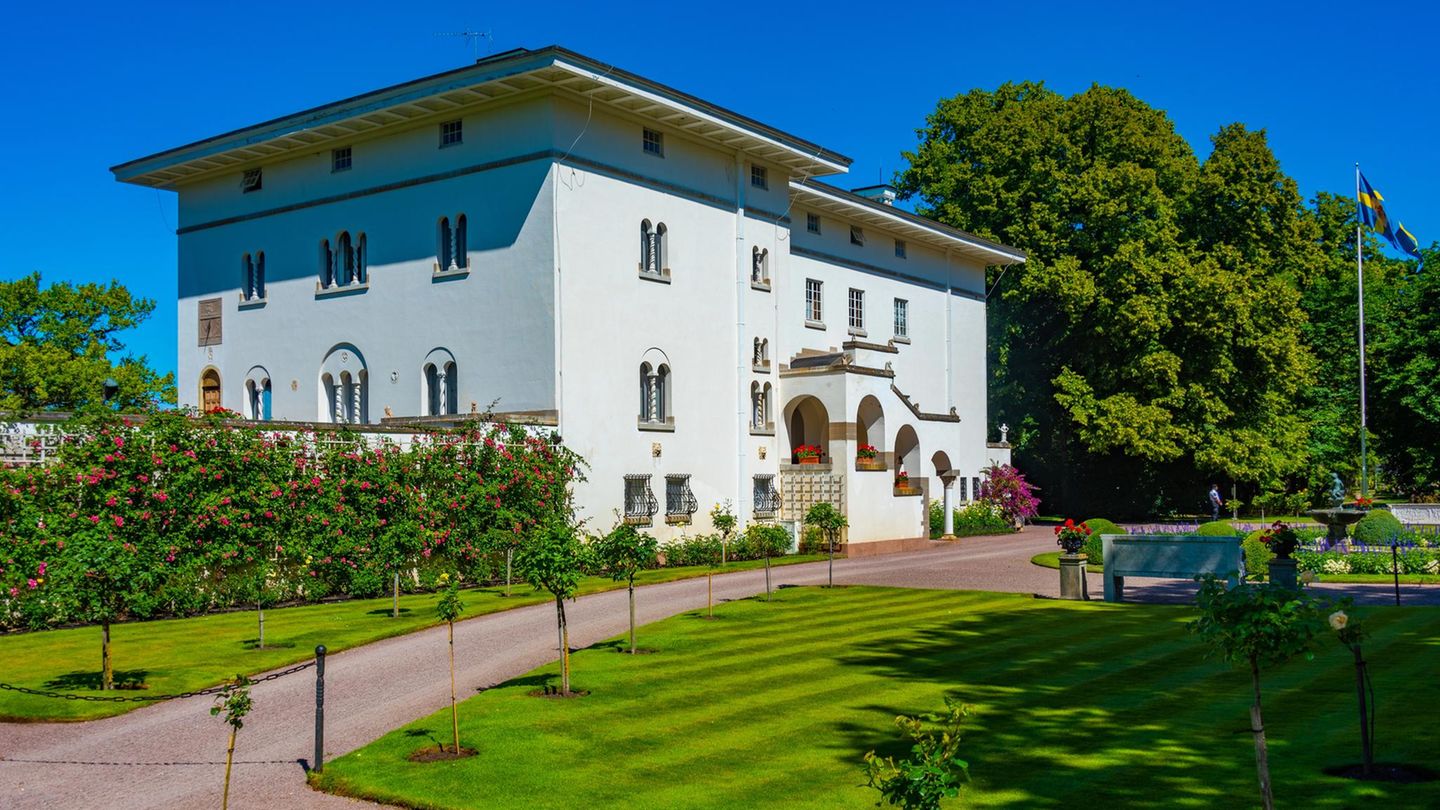 Das Schloss Solliden, ein weißer, klarer Bau mit Treppe am Eingang