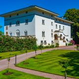 Das Schloss Solliden, ein weißer, klarer Bau mit Treppe am Eingang