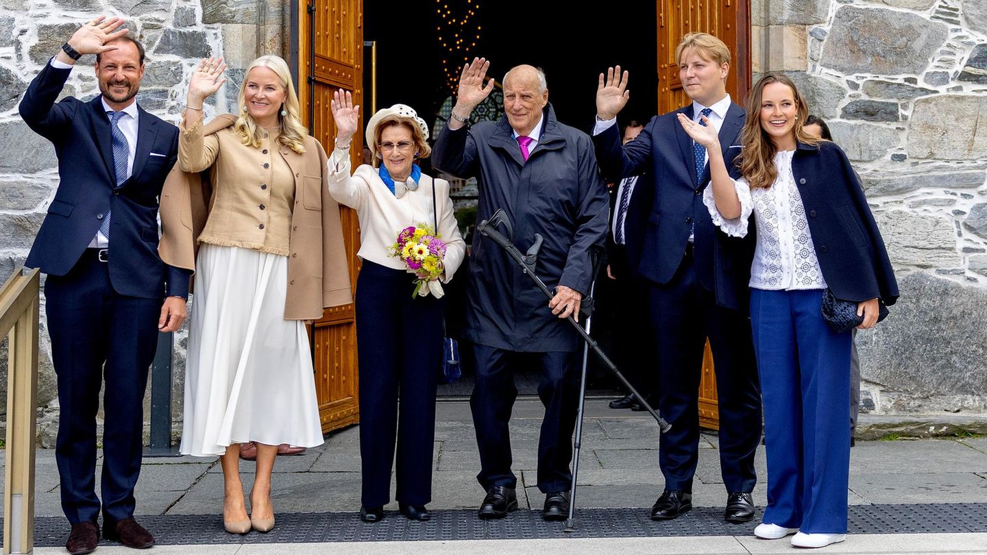 Die norwegische Königsfamilie ujm König Harald und Königin Sonia winkt zum Volk Die norwegische Königsfamilie ujm König Harald und Königin Sonia winkt zum Volk