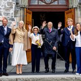 Die norwegische Königsfamilie ujm König Harald und Königin Sonia winkt zum Volk
