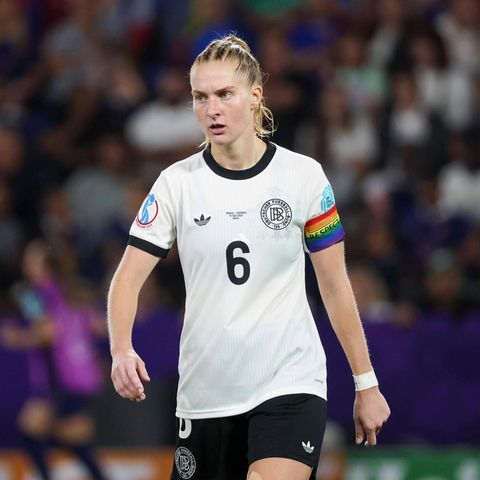 DFB-Kapitänin Janina Minge läuft im EM-Viertelfinale über den Platz