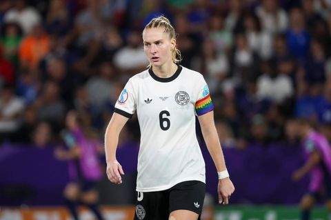 DFB-Kapitänin Janina Minge läuft im EM-Viertelfinale über den Platz