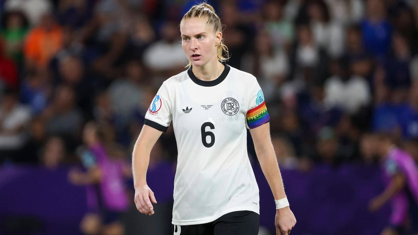 DFB-Kapitänin Janina Minge läuft im EM-Viertelfinale über den Platz