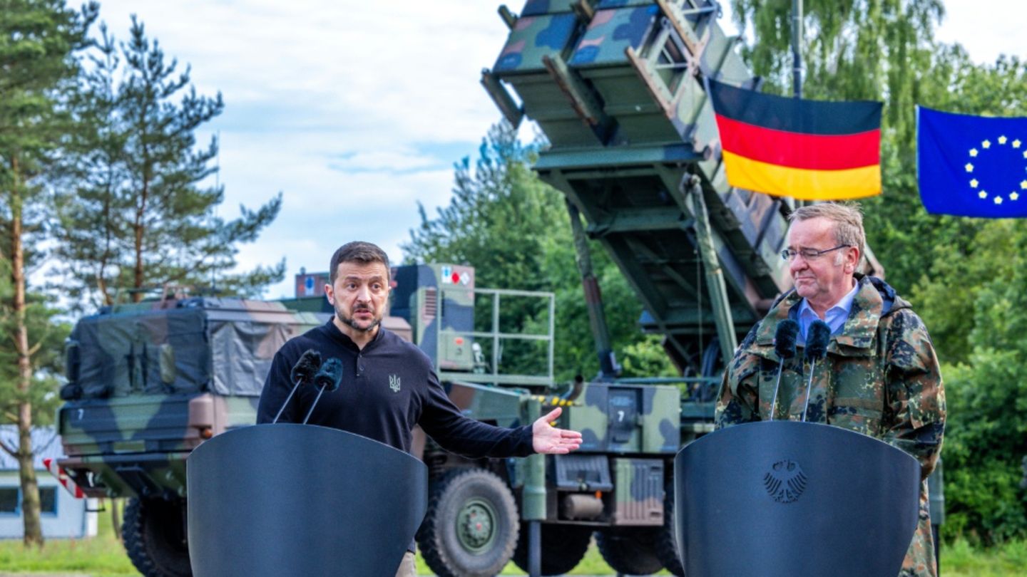 Selenskyj und Pistorius vor Patriot-System
