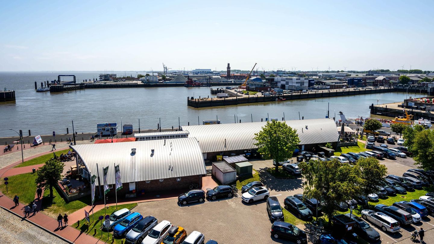 Nach einer Kollision zweier Schiffe muss das Hafenbecken in Cuxhaven gereinigt werden