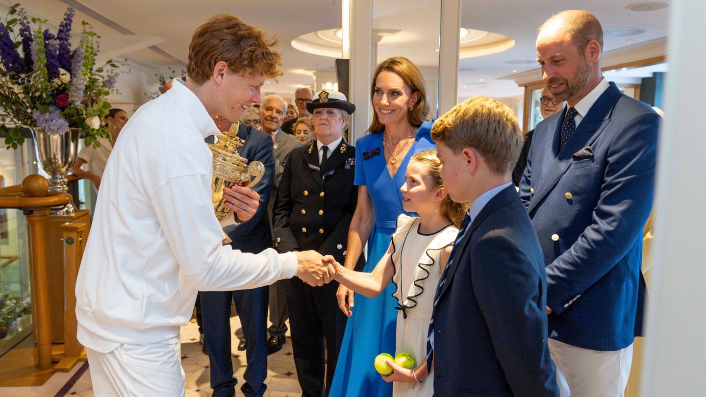 Prinzessin Kate und Prinz William gratulieren mit ihren Kindern dem Wimbledon-Sieger Jannik Sinner Prinzessin Kate und Prinz William gratulieren mit ihren Kindern dem Wimbledon-Sieger Jannik Sinner