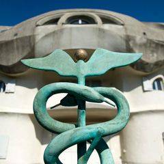 Thema Waldorfschule: Ansicht des Hermesbrunnens von Meret Oppenheim in Dornach, Schweiz