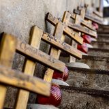 Kreuze erinnern an die jungen Menschen, die bei der Loveparade in Duisburg ums Leben kamen