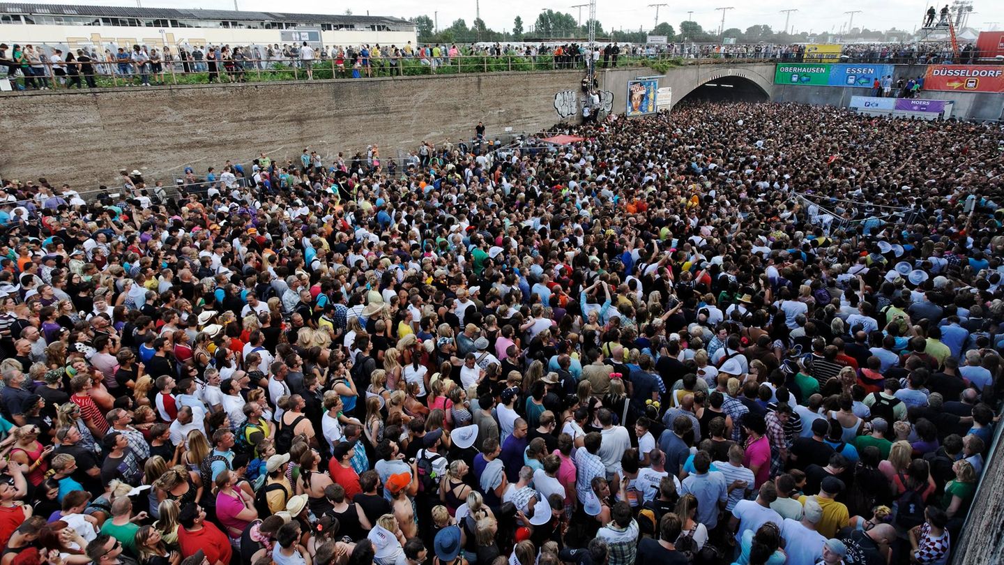 Menschenmenge bei der Loveparade Duisburg 2010