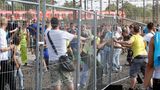 Loveparade Duisburg 2010: Teilnehmer versuchen, über Zäune zu fliehen