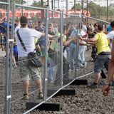 Loveparade Duisburg 2010: Teilnehmer versuchen, über Zäune zu fliehen