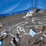 Loveparade Duisburg 2010: Umrisse zweier Opfer auf dem Boden