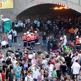 Loveparade Duisburg 2010: Rettungskräfte versorgen verletzte Menschen am Unglücksort auf dem Festival-Gelände