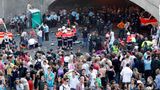 Loveparade Duisburg 2010: Rettungskräfte versorgen verletzte Menschen am Unglücksort auf dem Festival-Gelände