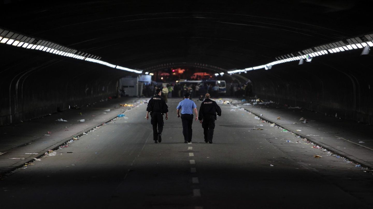 Loveparade Duisburg 2010: Polizisten begehen später am Tag den Tunnel, in dem sich zuvor die Massenpanik ereignete