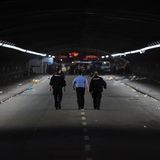 Loveparade Duisburg 2010: Polizisten begehen später am Tag den Tunnel, in dem sich zuvor die Massenpanik ereignete