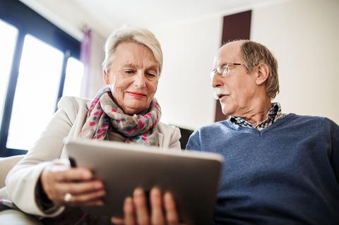 Zufrieden mit der Rente: Das Bild zeigt ein Boomer-Paar