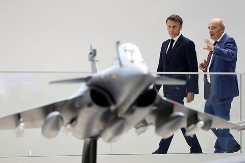 Emmanuel Macron und Eric Tappier auf einer Luftfahrtmesse in Frankreich