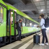 Von zwei auf 5,49 Euro ist der Preis für zusätzliches Gepäck beim Bahntrip mit Flixtrain gestiegen. Kostenfrei bleibt die Mitnahme eines Handgepäckstücks, wie etwa ein Rucksack plus einen Koffer von der Größe eines Flughandgepäcks: maximal 55 x 40 x 21 Zentimeter. Alles, was darüber hinaus geht, muss extra bezahlt werden. Für Sondergepäck, etwa sehr große und/oder schwere Koffer oder große Musikinstrumente, muss zudem noch der Nebenplatz mitgebucht werden. 