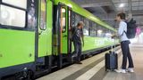 Von zwei auf 5,49 Euro ist der Preis für zusätzliches Gepäck beim Bahntrip mit Flixtrain gestiegen. Kostenfrei bleibt die Mitnahme eines Handgepäckstücks, wie etwa ein Rucksack plus einen Koffer von der Größe eines Flughandgepäcks: maximal 55 x 40 x 21 Zentimeter. Alles, was darüber hinaus geht, muss extra bezahlt werden. Für Sondergepäck, etwa sehr große und/oder schwere Koffer oder große Musikinstrumente, muss zudem noch der Nebenplatz mitgebucht werden. 