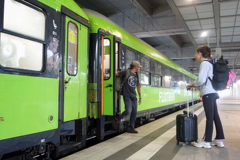Von zwei auf 5,49 Euro ist der Preis für zusätzliches Gepäck beim Bahntrip mit Flixtrain gestiegen. Kostenfrei bleibt die Mitnahme eines Handgepäckstücks, wie etwa ein Rucksack plus einen Koffer von der Größe eines Flughandgepäcks: maximal 55 x 40 x 21 Zentimeter. Alles, was darüber hinaus geht, muss extra bezahlt werden. Für Sondergepäck, etwa sehr große und/oder schwere Koffer oder große Musikinstrumente, muss zudem noch der Nebenplatz mitgebucht werden. 
