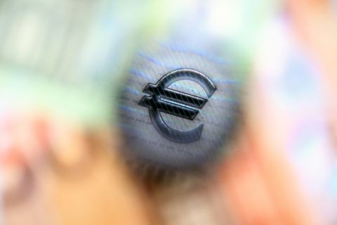 Eurozeichen auf einem Geldschein