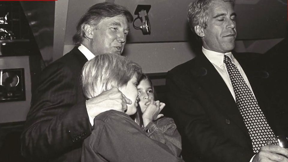 Ein altes schwarz-weiß Foto zeigt Trump und Epstein und zwei Kinder