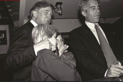 Ein altes schwarz-weiß Foto zeigt Trump und Epstein und zwei Kinder