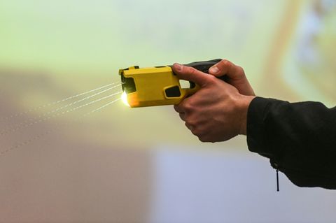 Ein Taser der Polizei in Dortmund