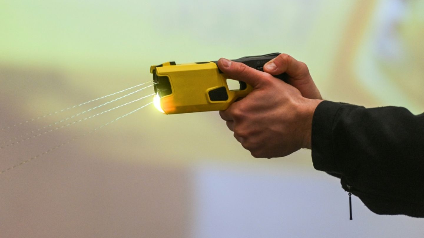 Ein Taser der Polizei in Dortmund
