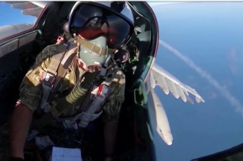 Ukrainischer Kampfjet Pilot im Cockpit.