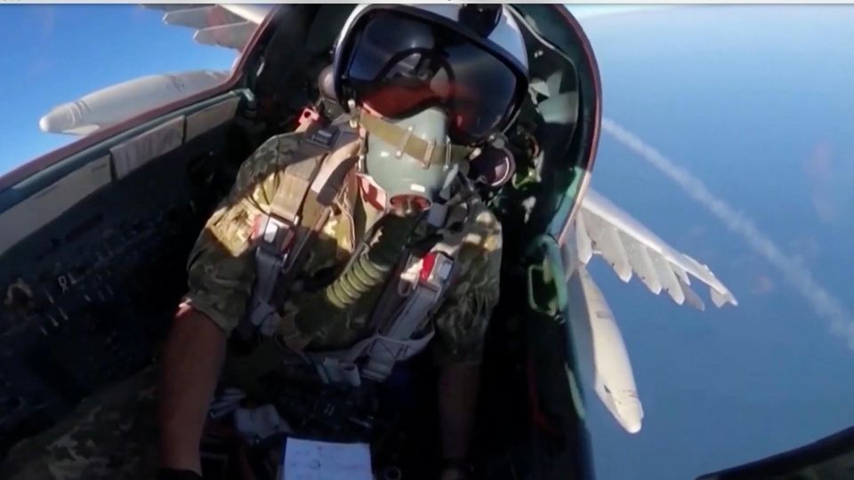 Ukrainischer Kampfjet Pilot im Cockpit.