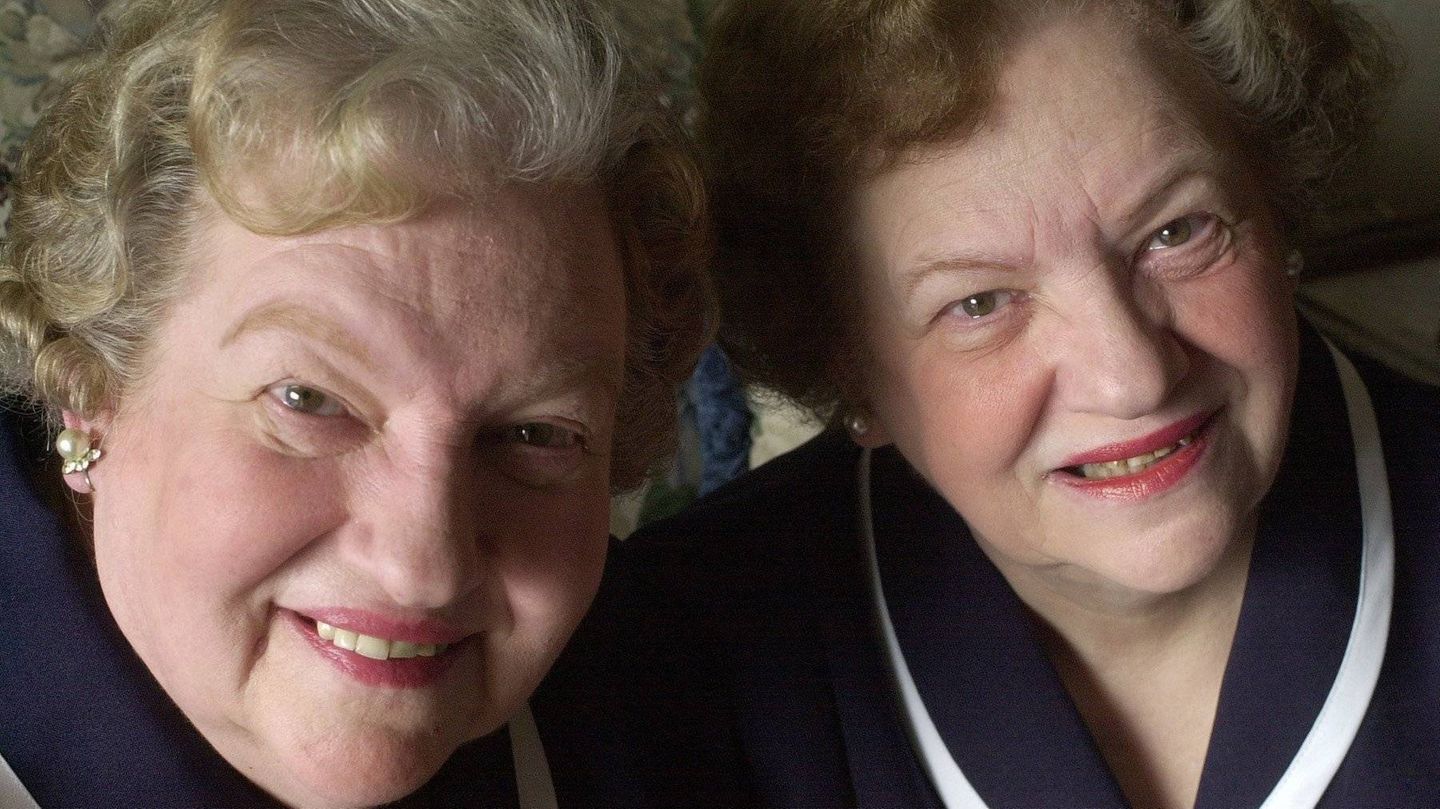 Eine Hälfte der Vierlinge: Sarah Morlok Cotton (l.) mit ihrer Schwester Edna 2001