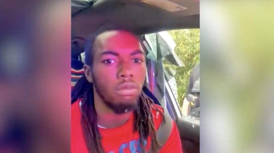 US-Polizist schlägt erst Scheibe ein – dann Mann ins Gesicht Erschrockener Mann neben eingeschlagener Fensterscheibe