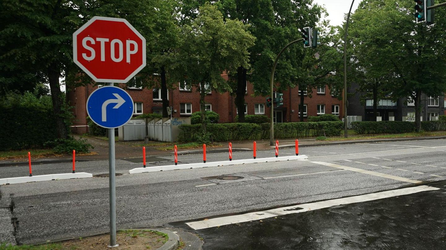 An der Unfallstelle in Hamburg sollen Poller die Straße vor Autorennen sicherer machen