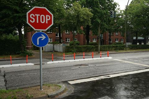 An der Unfallstelle in Hamburg sollen Poller die Straße vor Autorennen sicherer machen