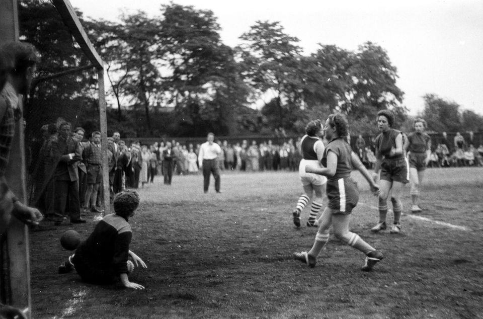 Frauenfußballspiel im Duisburg-Hambron, 1955 Frauenfußballspiel im Duisburg-Hambron, 1955