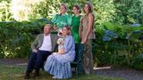 Das niederländische Königspaar posiert im Parkmit seinen Töchtern für ein Familienfoto