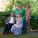 Das niederländische Königspaar posiert im Parkmit seinen Töchtern für ein Familienfoto