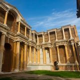 Hier wurden die ersten Münzen geprägt, hier war Krösus zu Hause. Westanatolien war einst die Wiege des modernen Menschen. Im Norden von Sardes liegt Bin Tepe, ein Friedhof mit mehr als 100 Hügelgräbern
