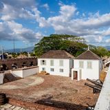 Die Hafenstadt war einst ein berüchtigtes Piratennest. Nach einem Erdbeben inklusive Tsunami versank der Handelsplatz 1692 im Meer. Dort finden sich bis heute die Ruinen der Siedlung