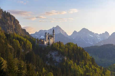 Was soll man noch sagen? Die Schlösser Neuschwanstein, Linderhof, Herrenchiemsee und das Königshaus am Schachen sind die 55. Unesco-Welterbestätte in Deutschland. Warum? Sie sind "herausragende Zeugnisse des Historismus und der romantischen Visionen König Ludwigs II. von Bayern"